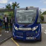 Des passagers montent à bord d'une ARMA à l'arrêt Campus de l'Ecosite de Eurre Des passagers montent à bord d'une ARMA à l'arrêt Campus de l'Ecosite de Eurre