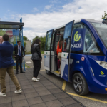 Des passagers montent à bord d'une ARMA à l'arrêt Campus de l'Ecosite de Eurre Des passagers montent à bord d'une ARMA à l'arrêt Campus de l'Ecosite de Eurre